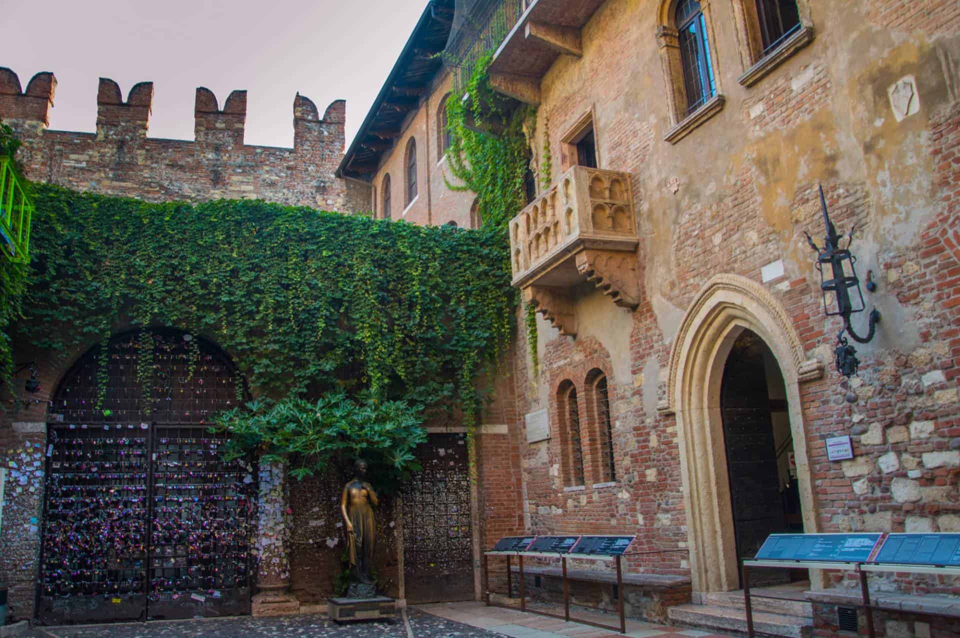 Balcony of Casa di Giulietta or Juliet's house with a statue of Juliet in Verona, Italy.