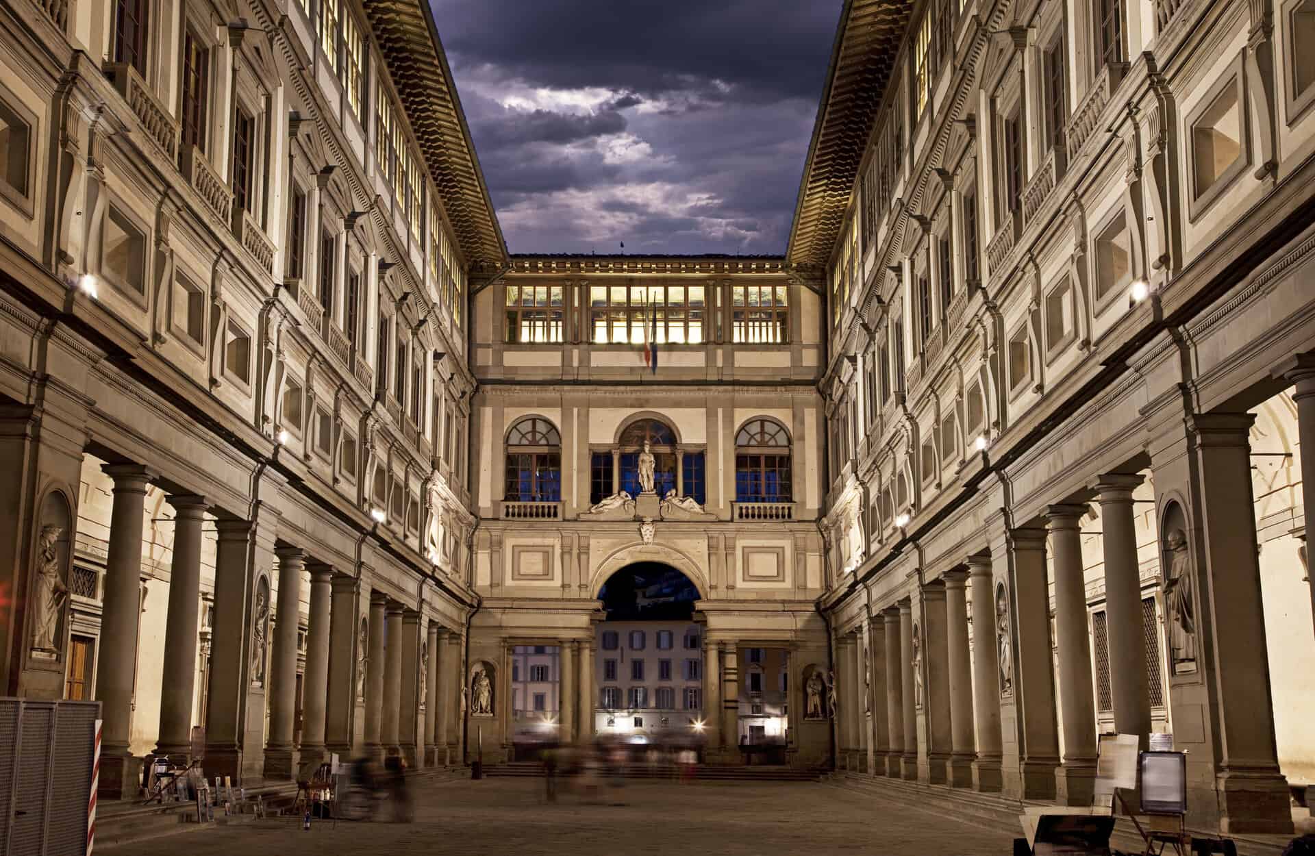 Night shot of Uffizi Gallery